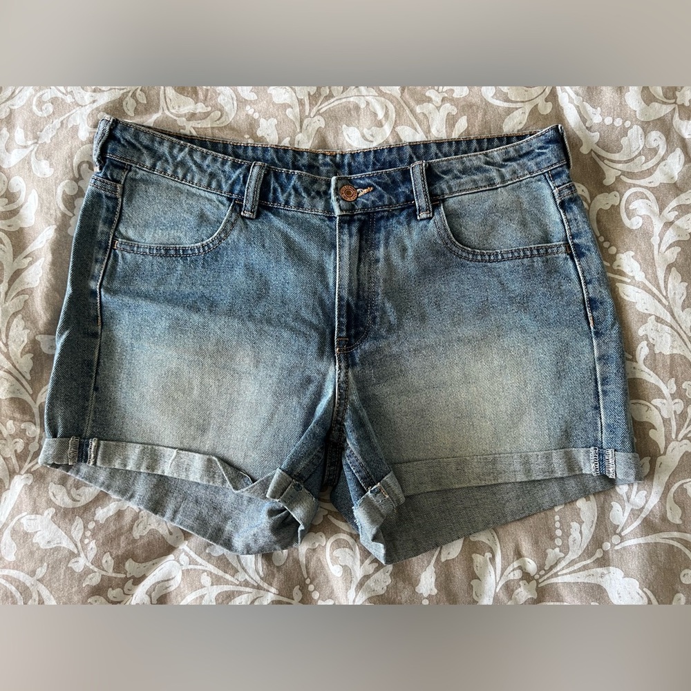 H&M DENIM SHORTS SIZE 10